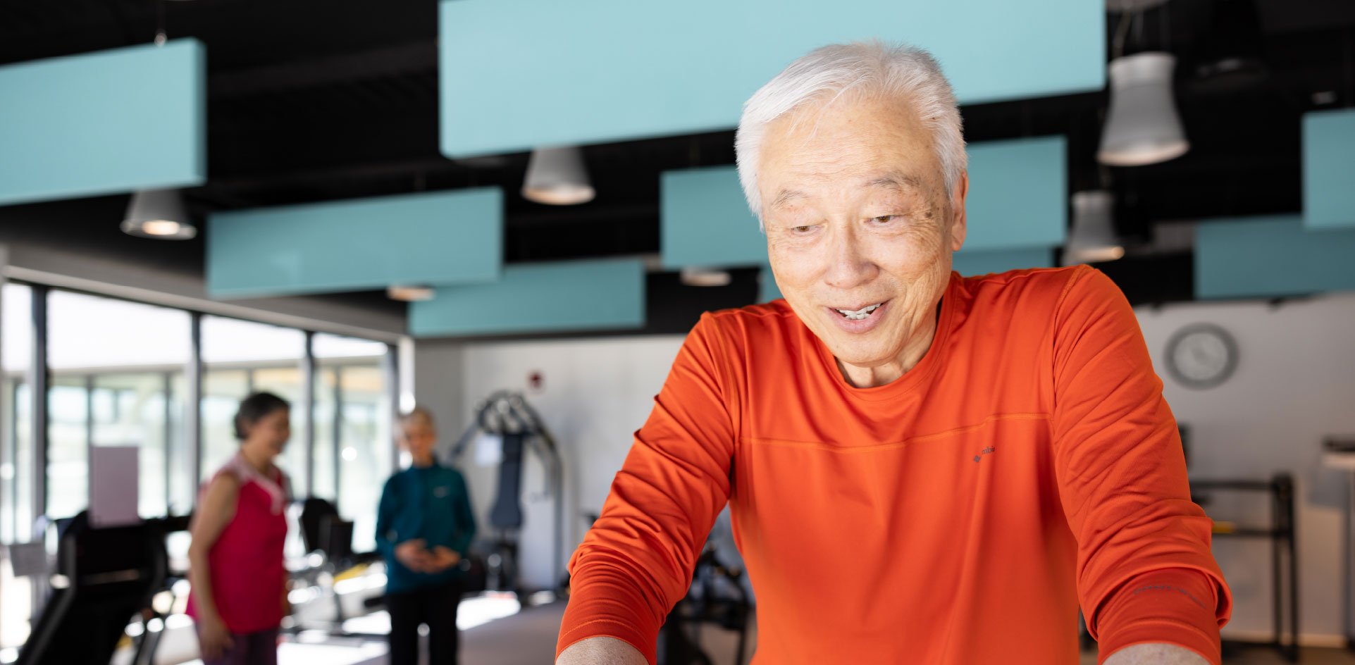 pricing man in orange shirt in gym